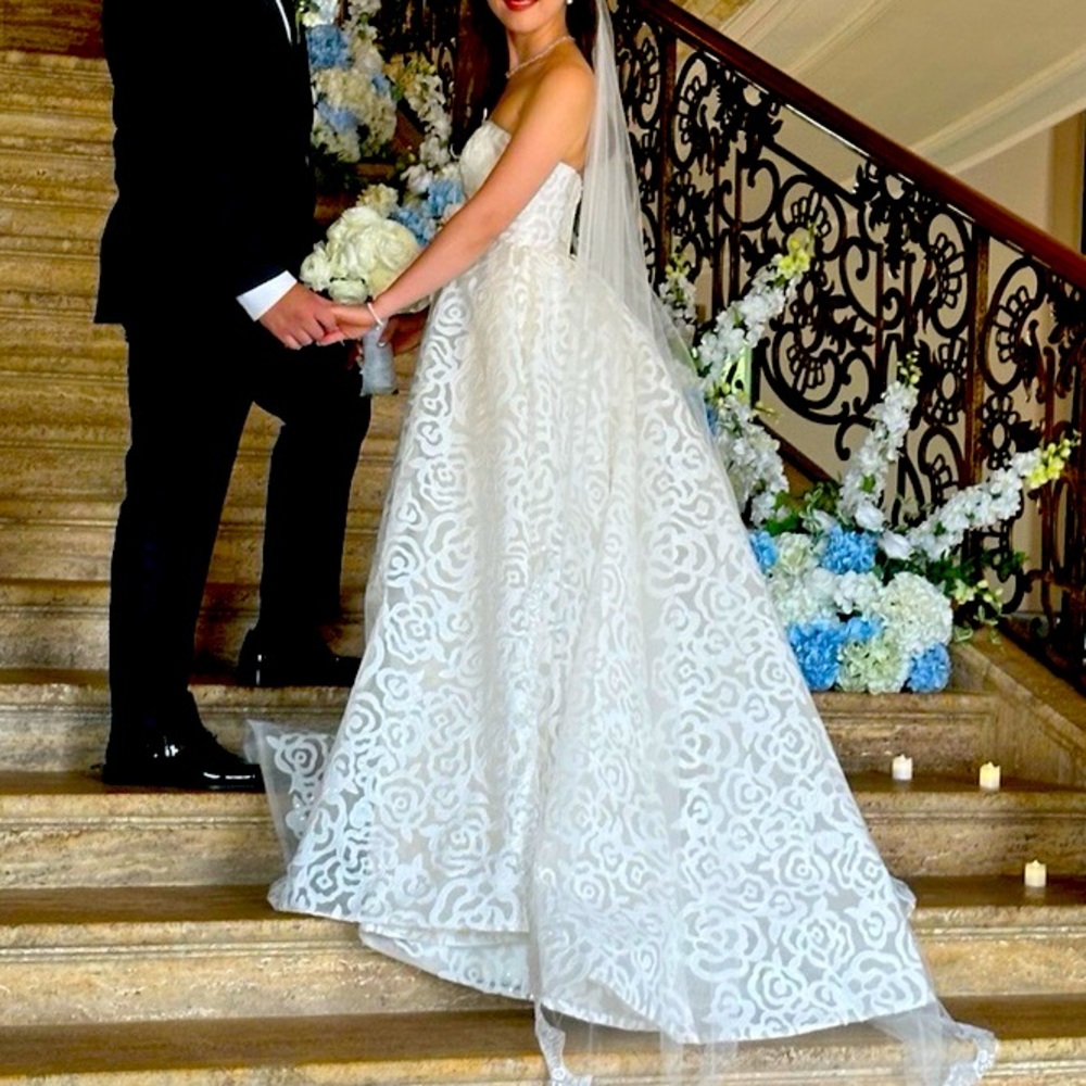 Elegant White Lace Wedding Dress